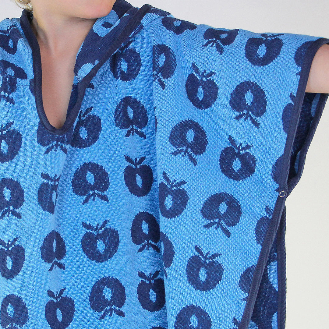 Towel poncho with apples