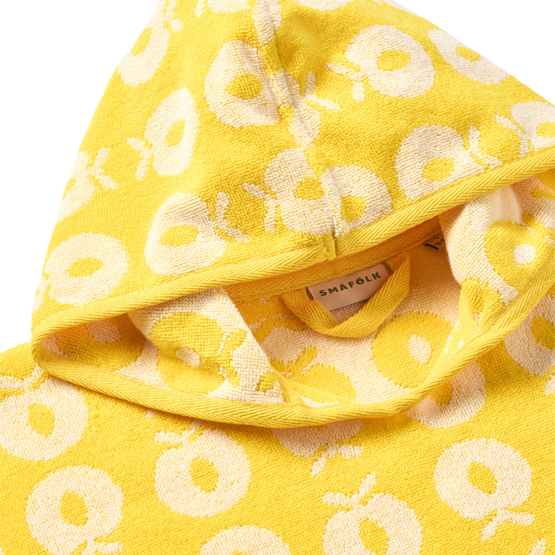 Towel poncho with apples