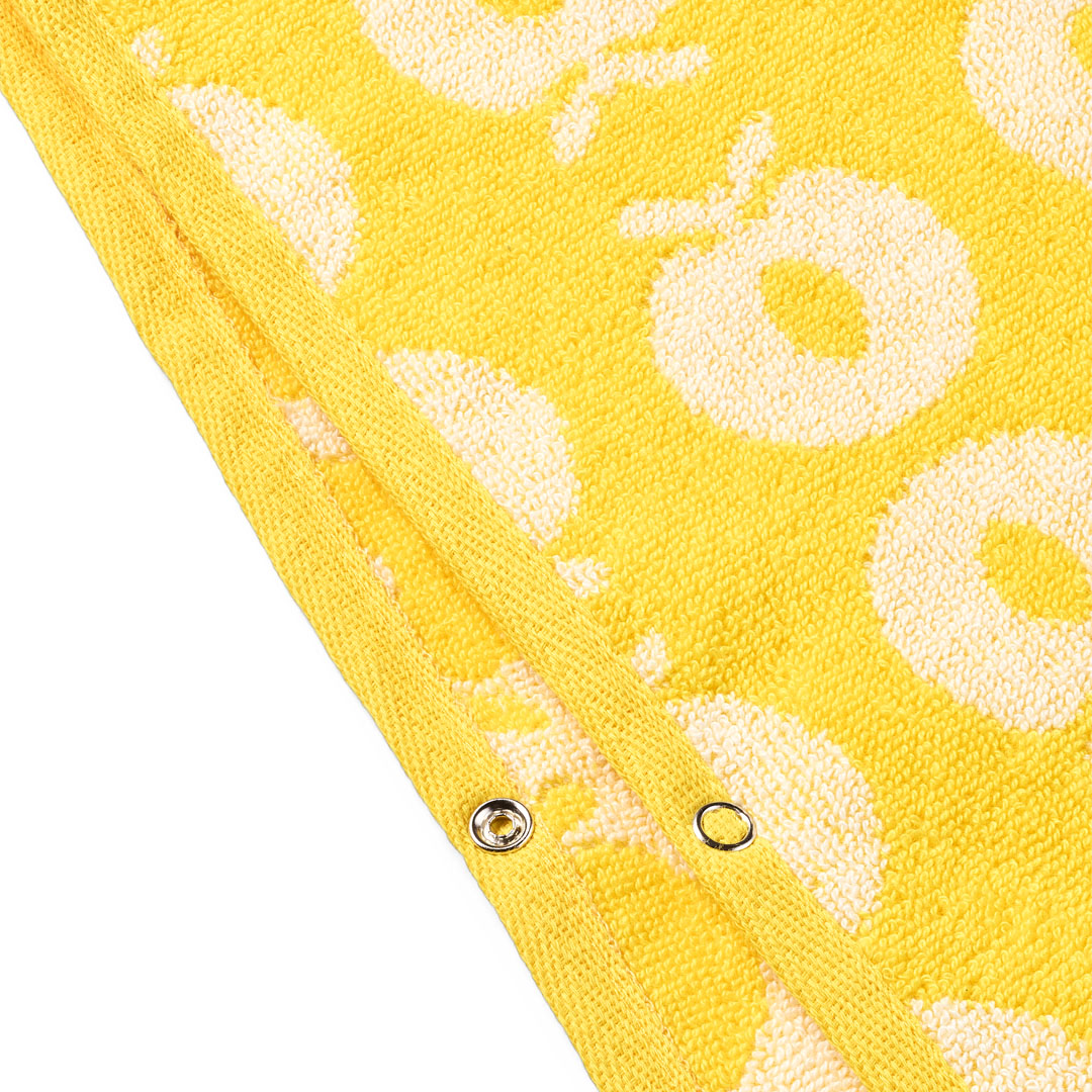Towel poncho with apples