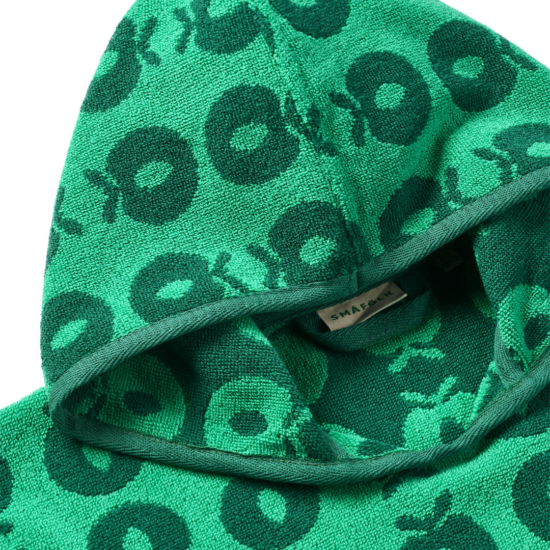 Towel poncho with apples