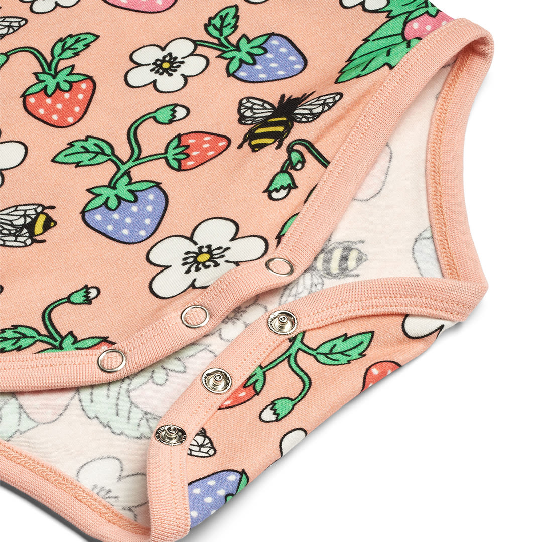 Long-sleeved baby body with strawberries