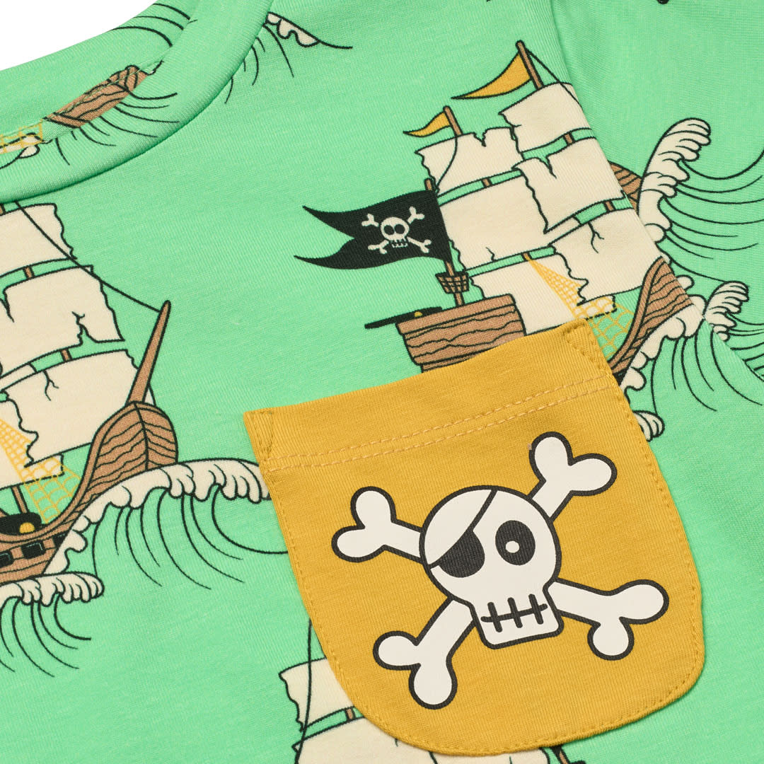 T-shirt with pirate ships