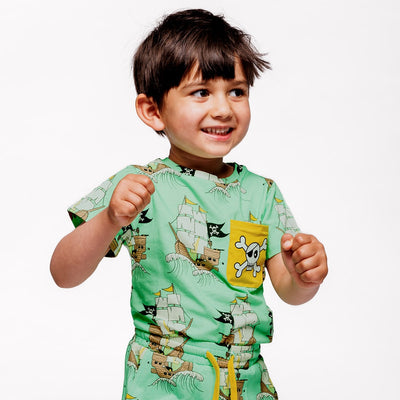 T-shirt with pirate ships