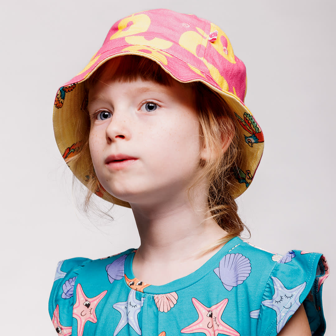 Bucket hat with apples