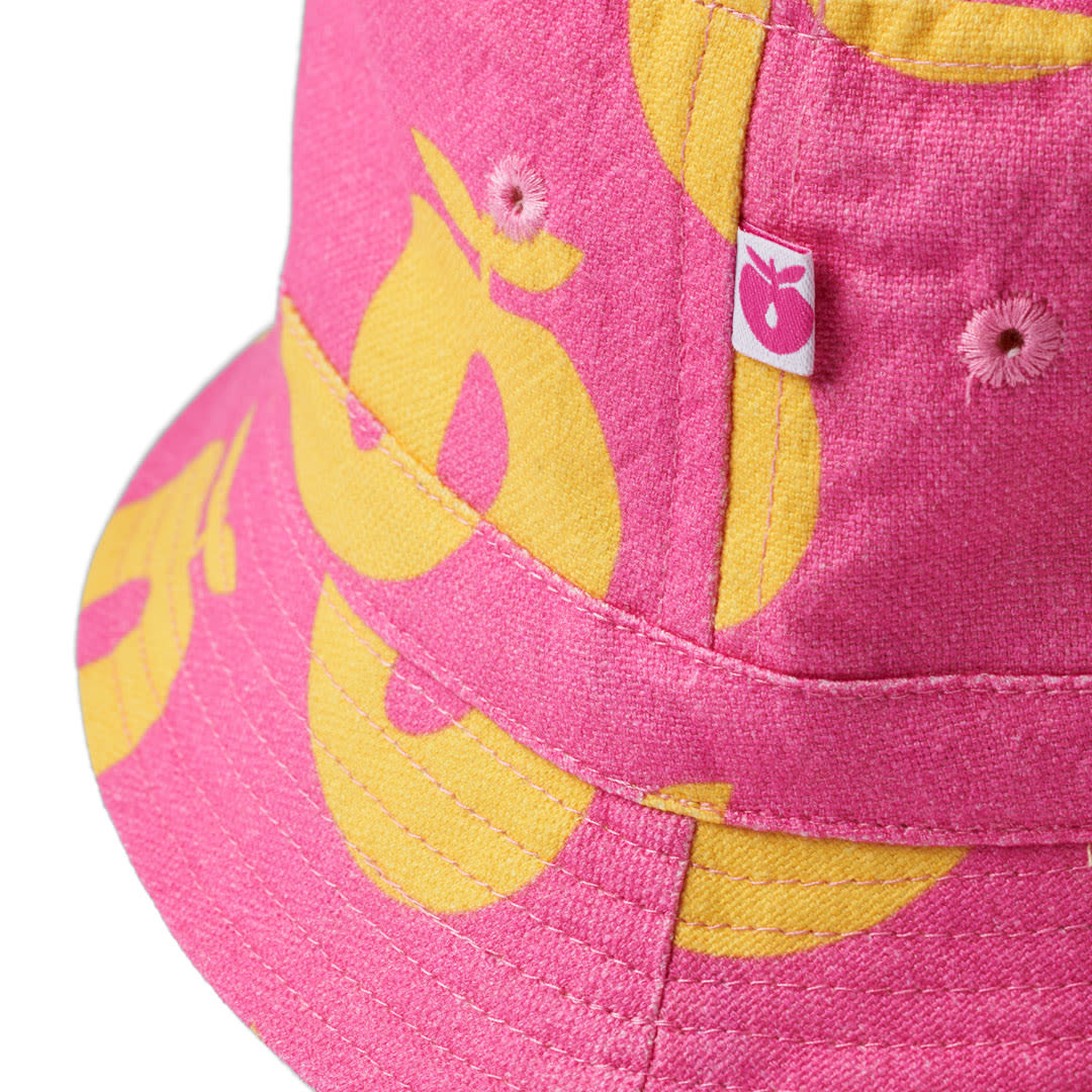 Bucket hat with apples