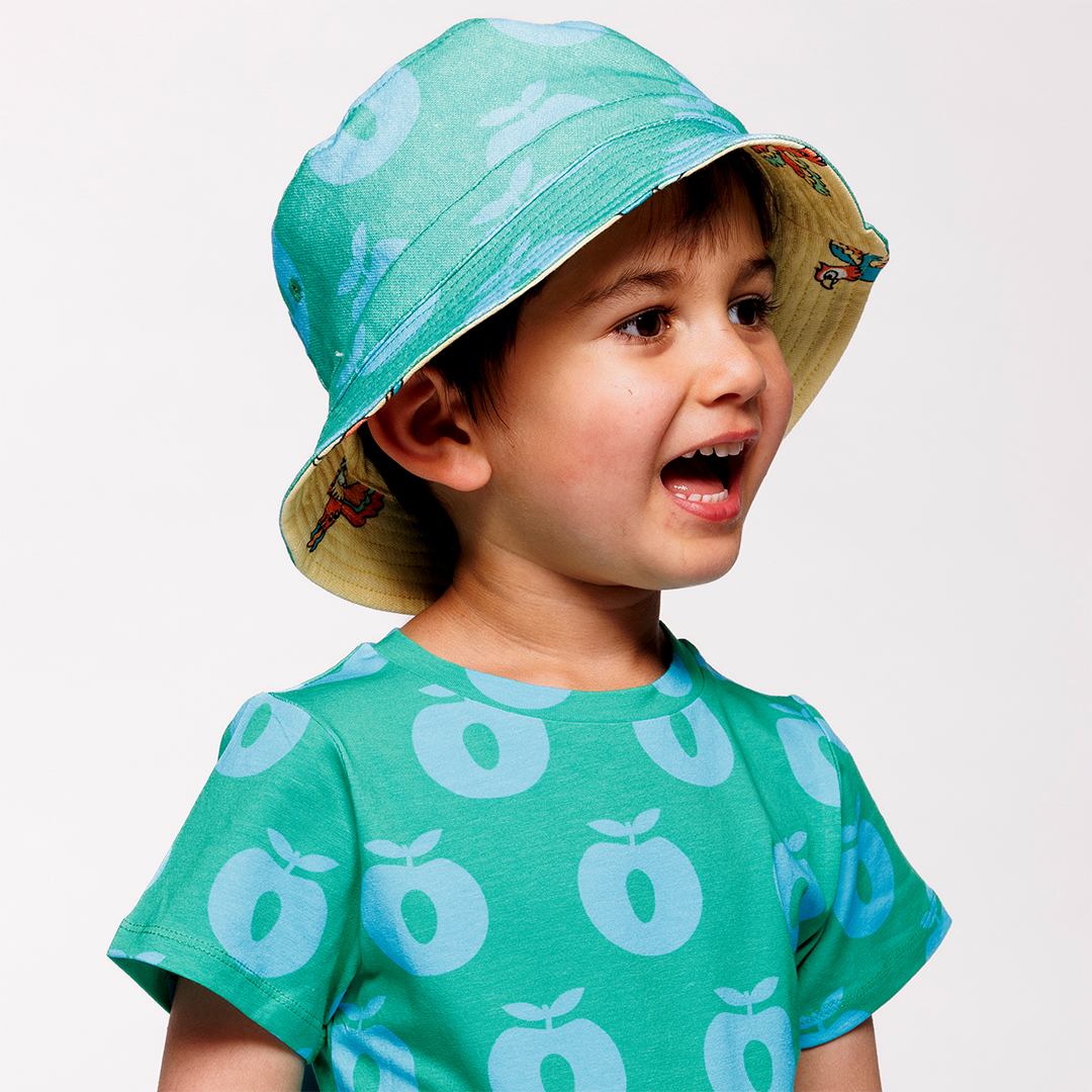Bucket hat with apples