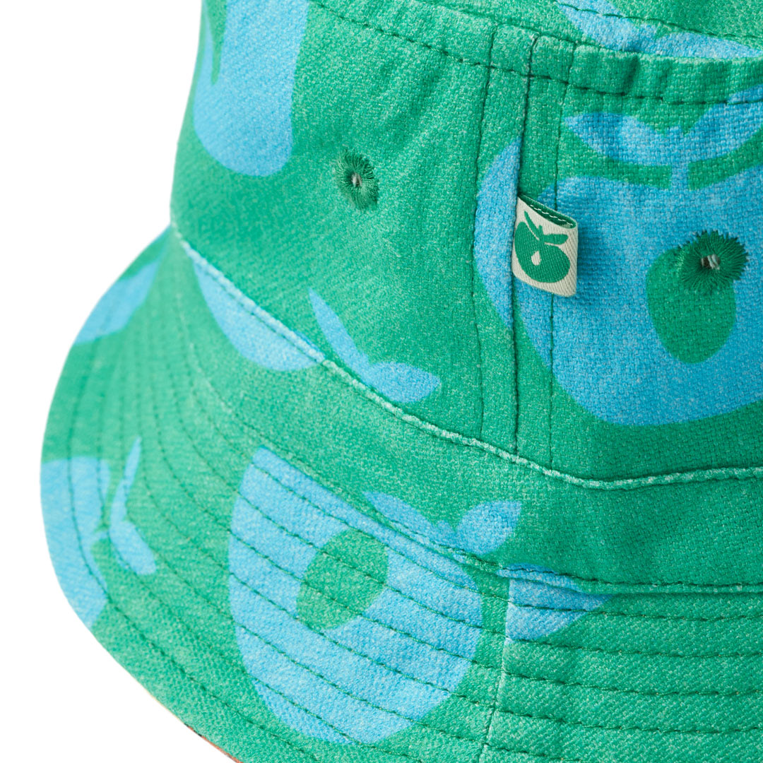 Bucket hat with apples