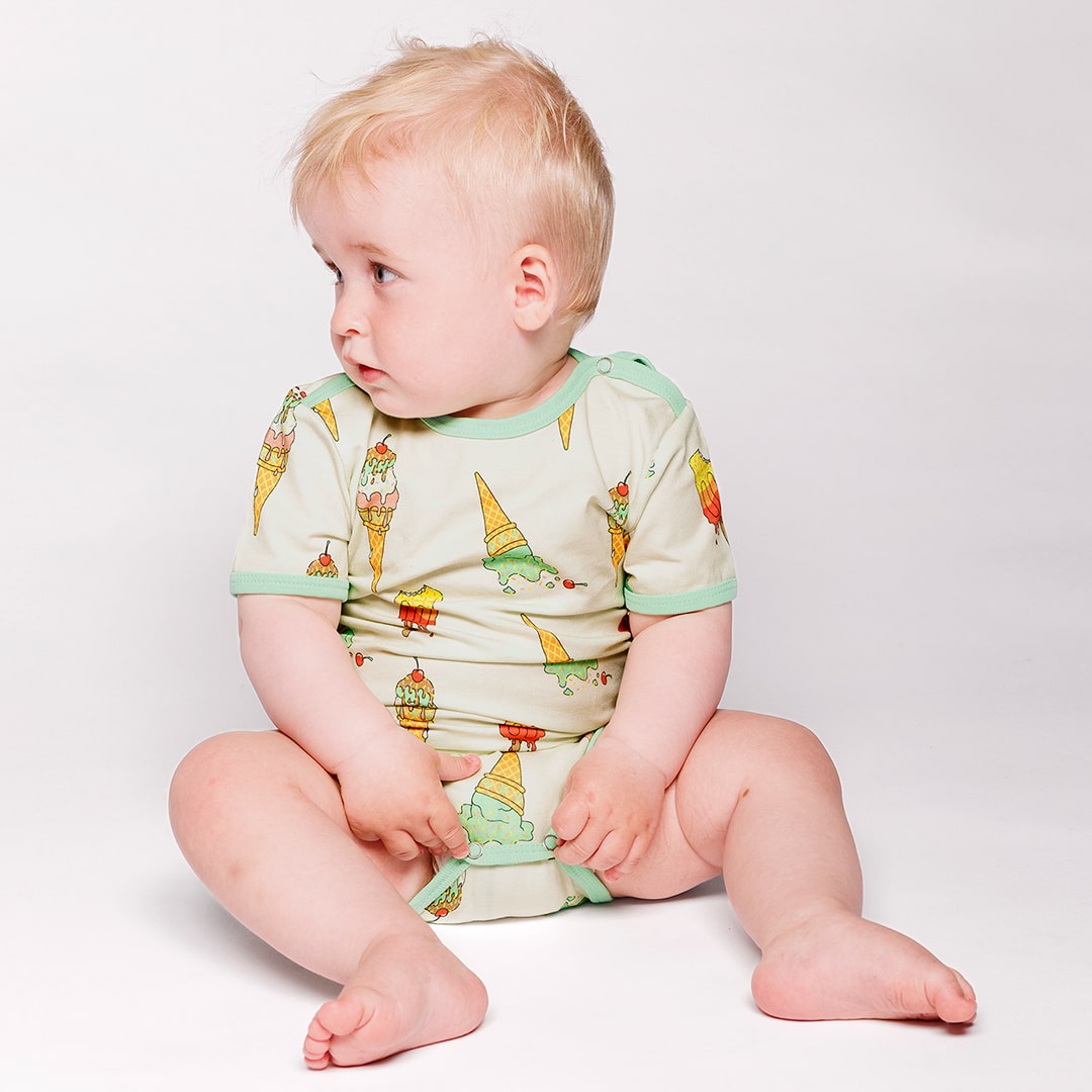 Short-sleeved baby body with ice cream