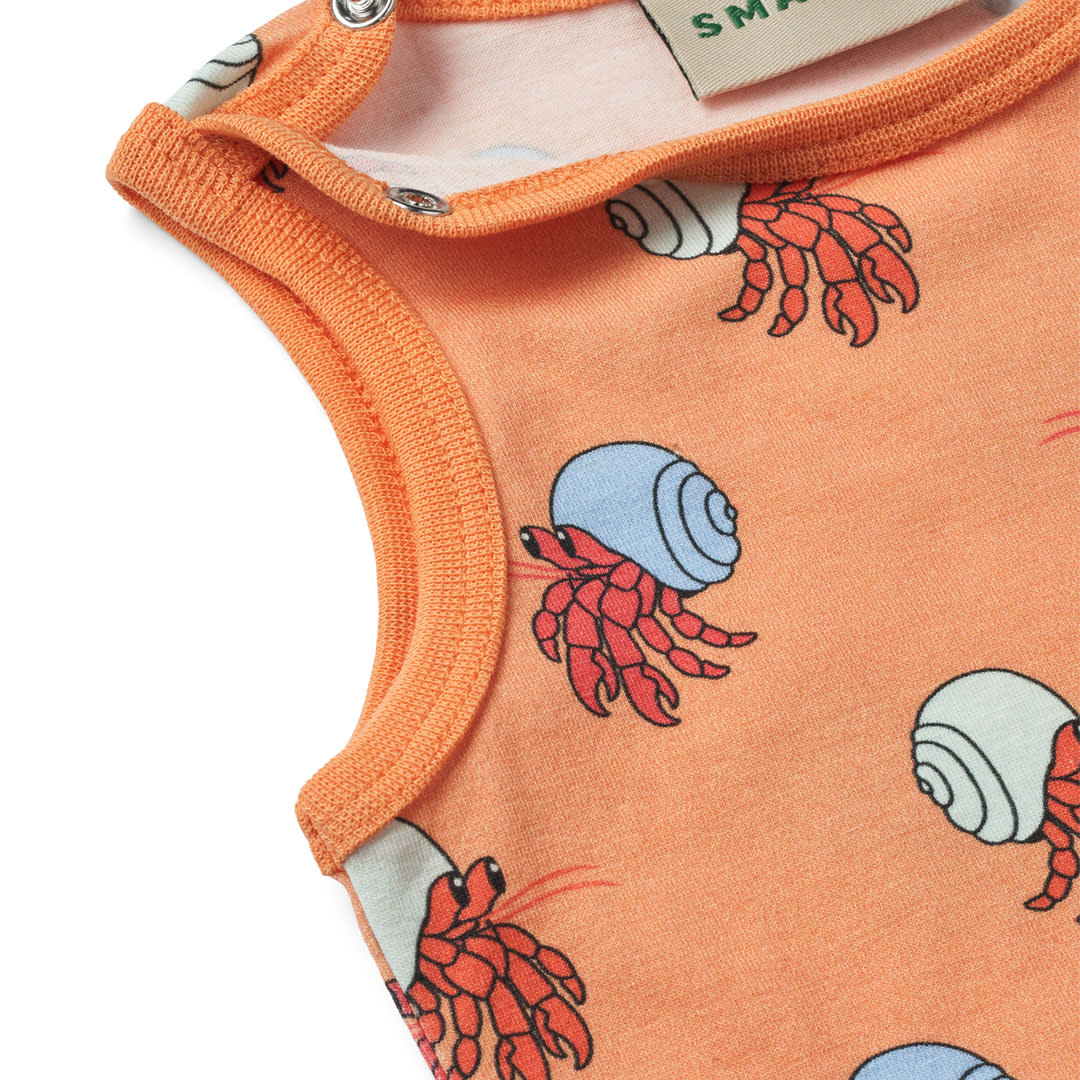 Sleeveless baby suit with hermit crabs