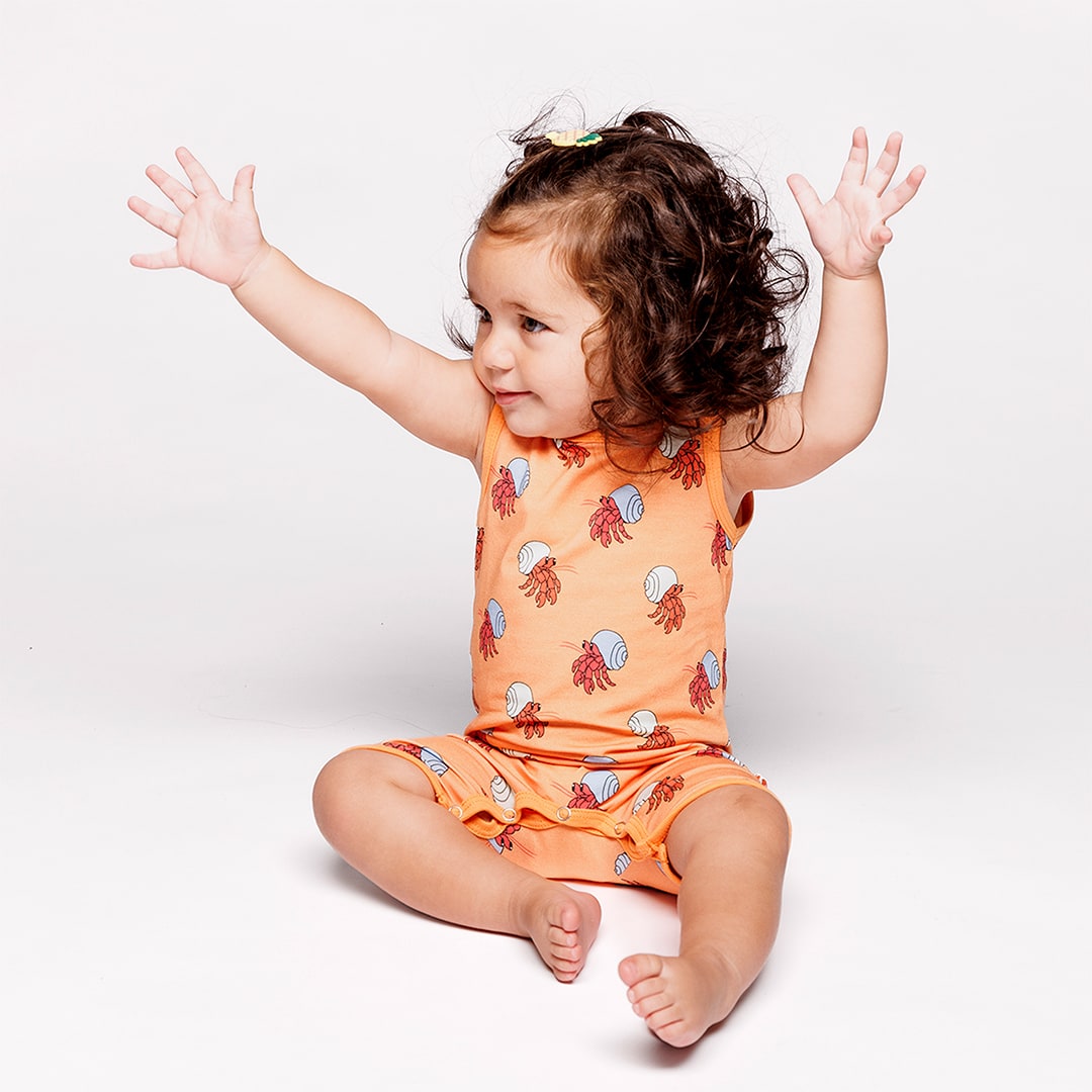 Sleeveless baby suit with hermit crabs
