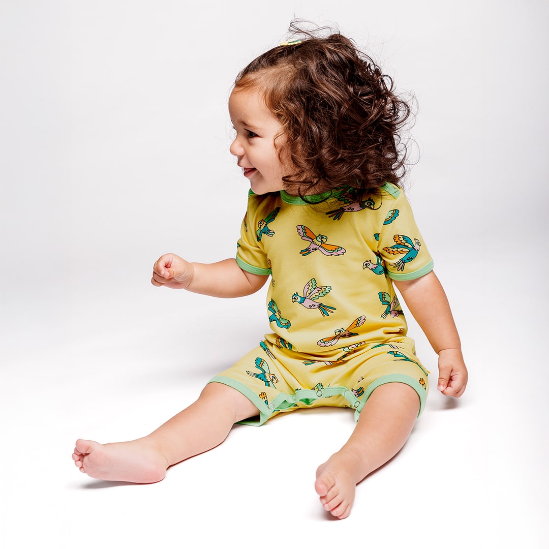Short-sleeved baby suit with parrots