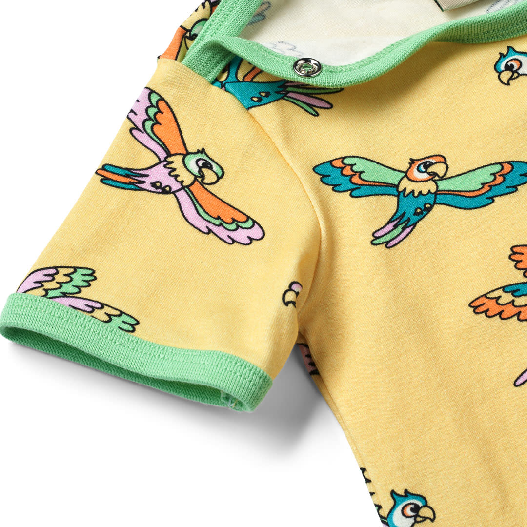 Short-sleeved baby suit with parrots