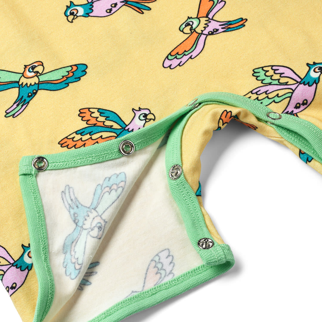 Short-sleeved baby suit with parrots