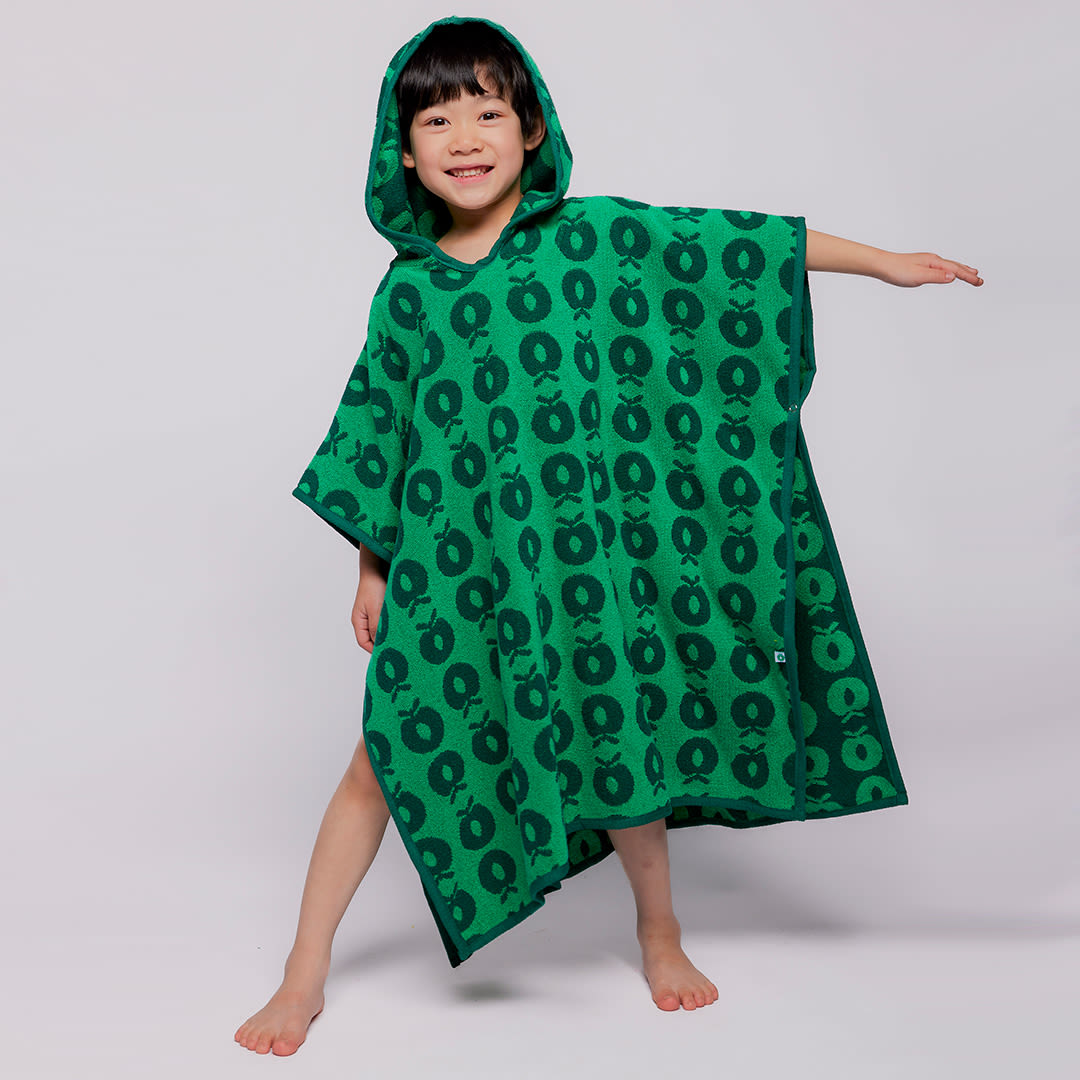 Towel poncho with apples
