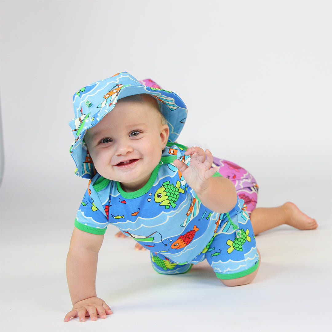 Short-sleeved baby suit with boat and fish