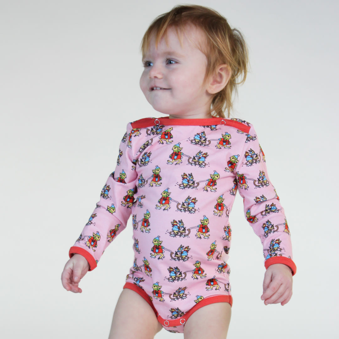 Long-sleeved baby body with rabbits sledding