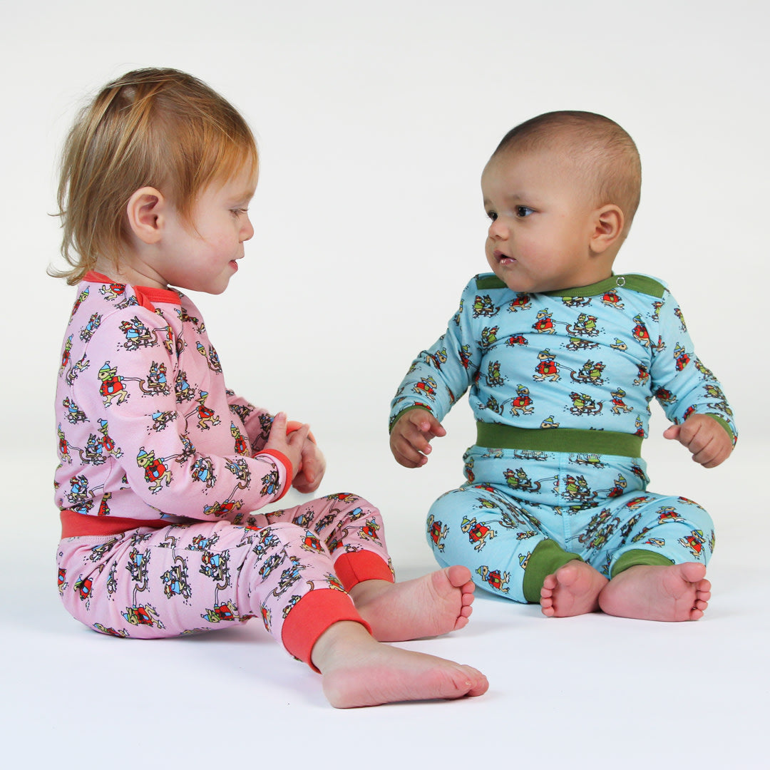 Long-sleeved baby body with rabbits sledding