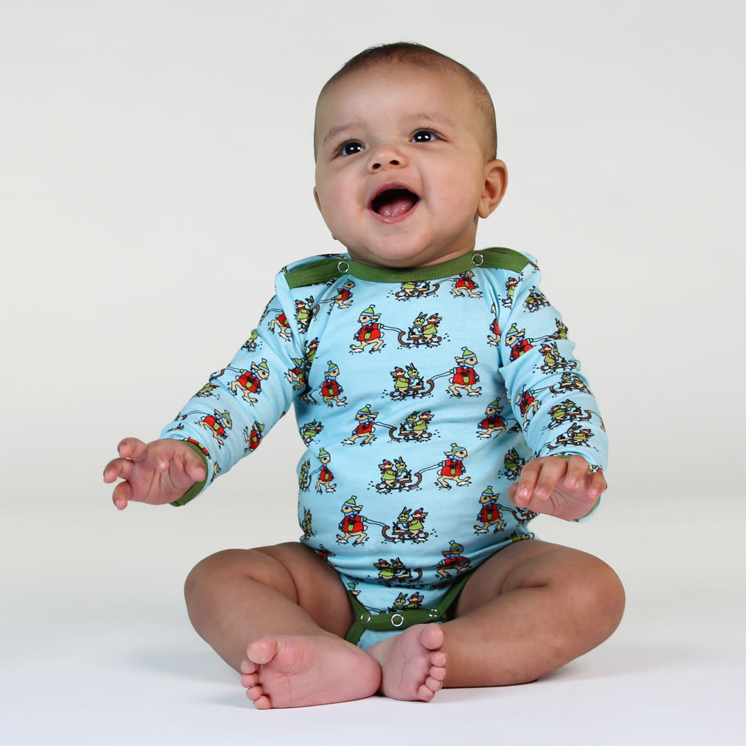 Long-sleeved baby body with rabbits sledding