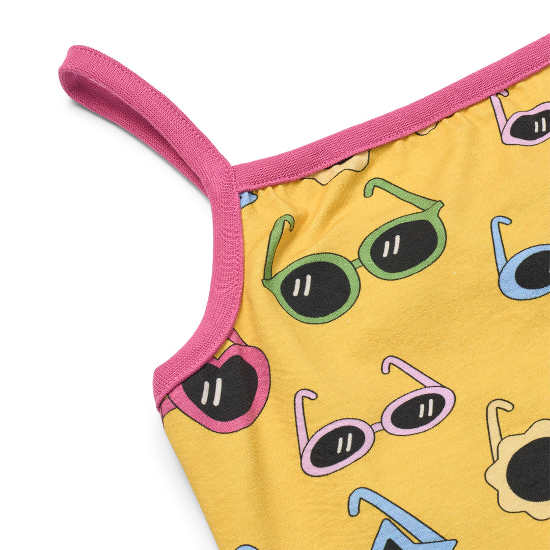 Analisa topt with sunglasses