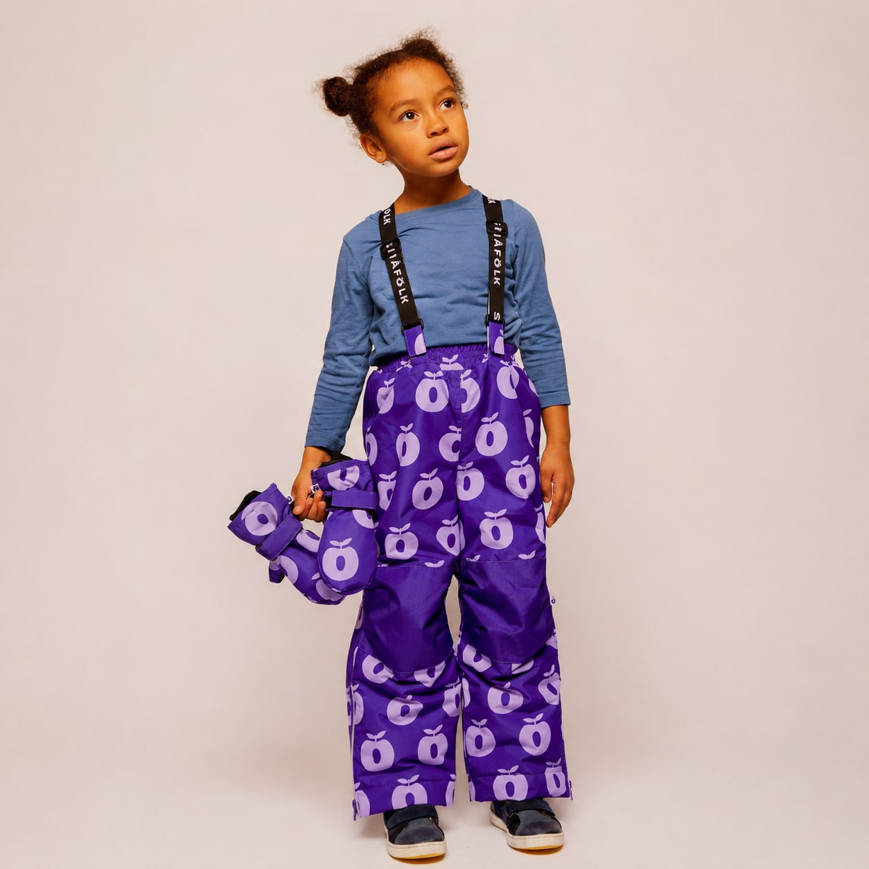Ski pants with apples