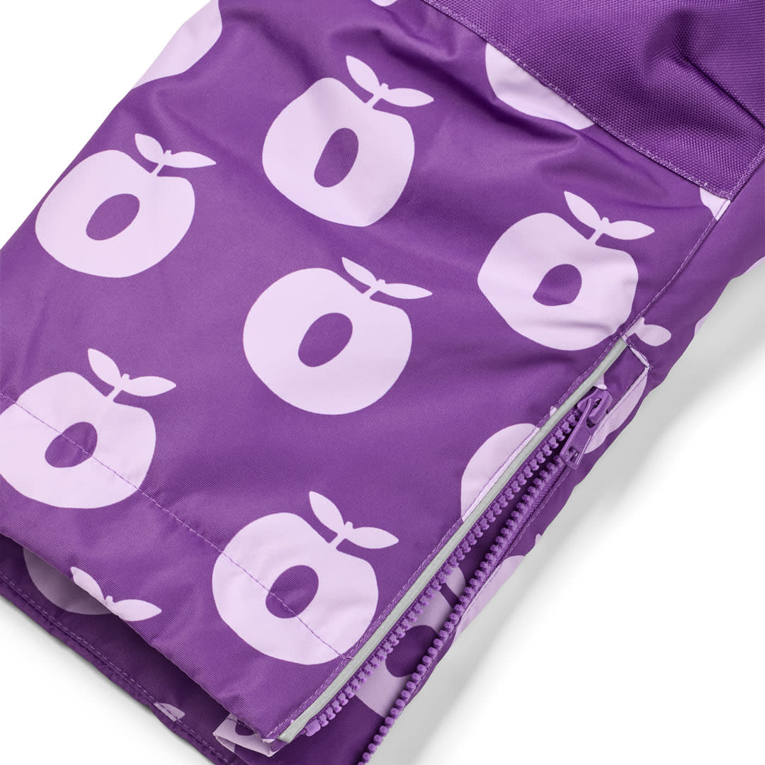 Ski pants with apples