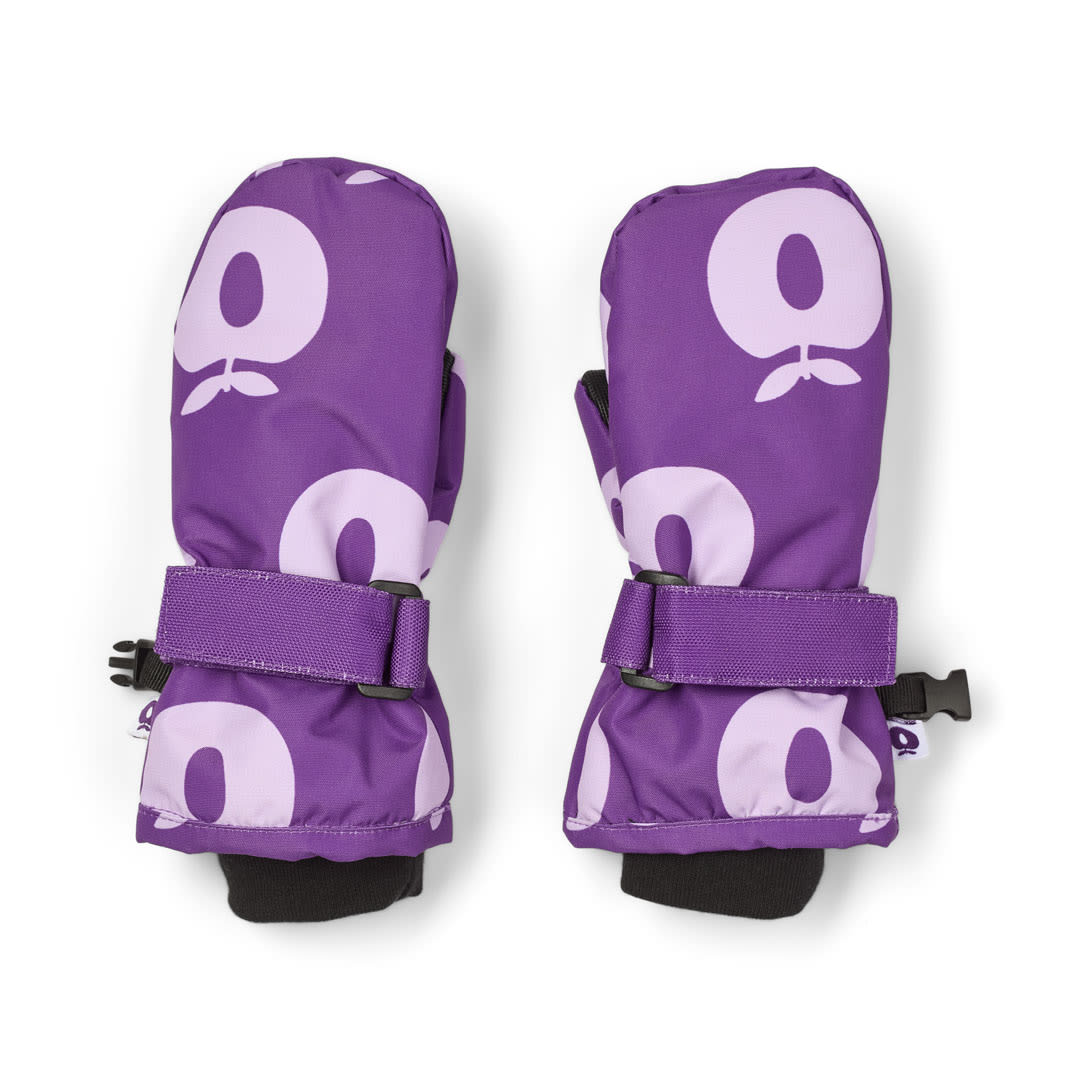 Mittens with apples