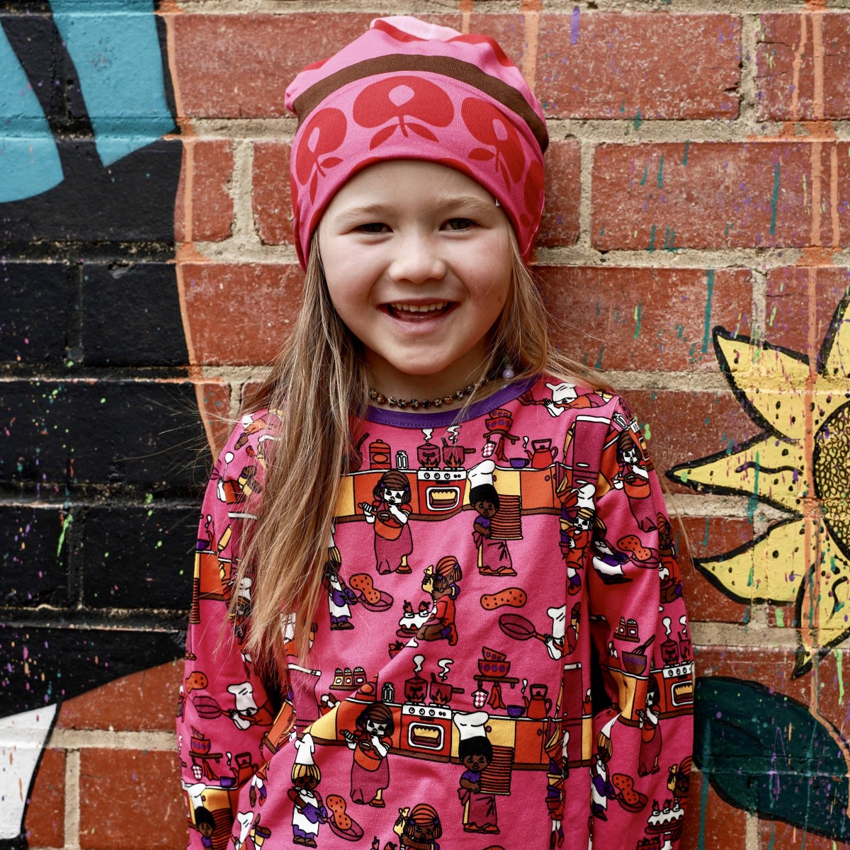 Reversible beanie with stripes and apples