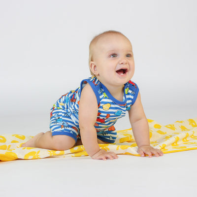 Sleeveless baby suit with crabs