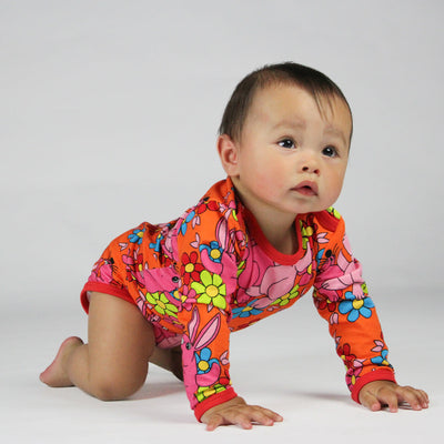 Long-sleeved baby body with rabbits and flowers