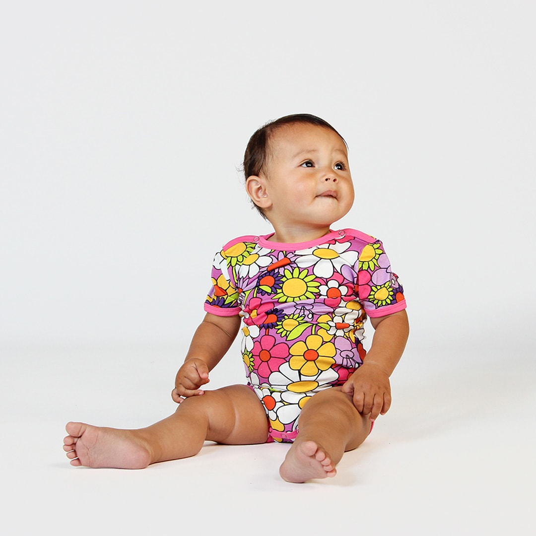 Short-sleeved baby body with flowers