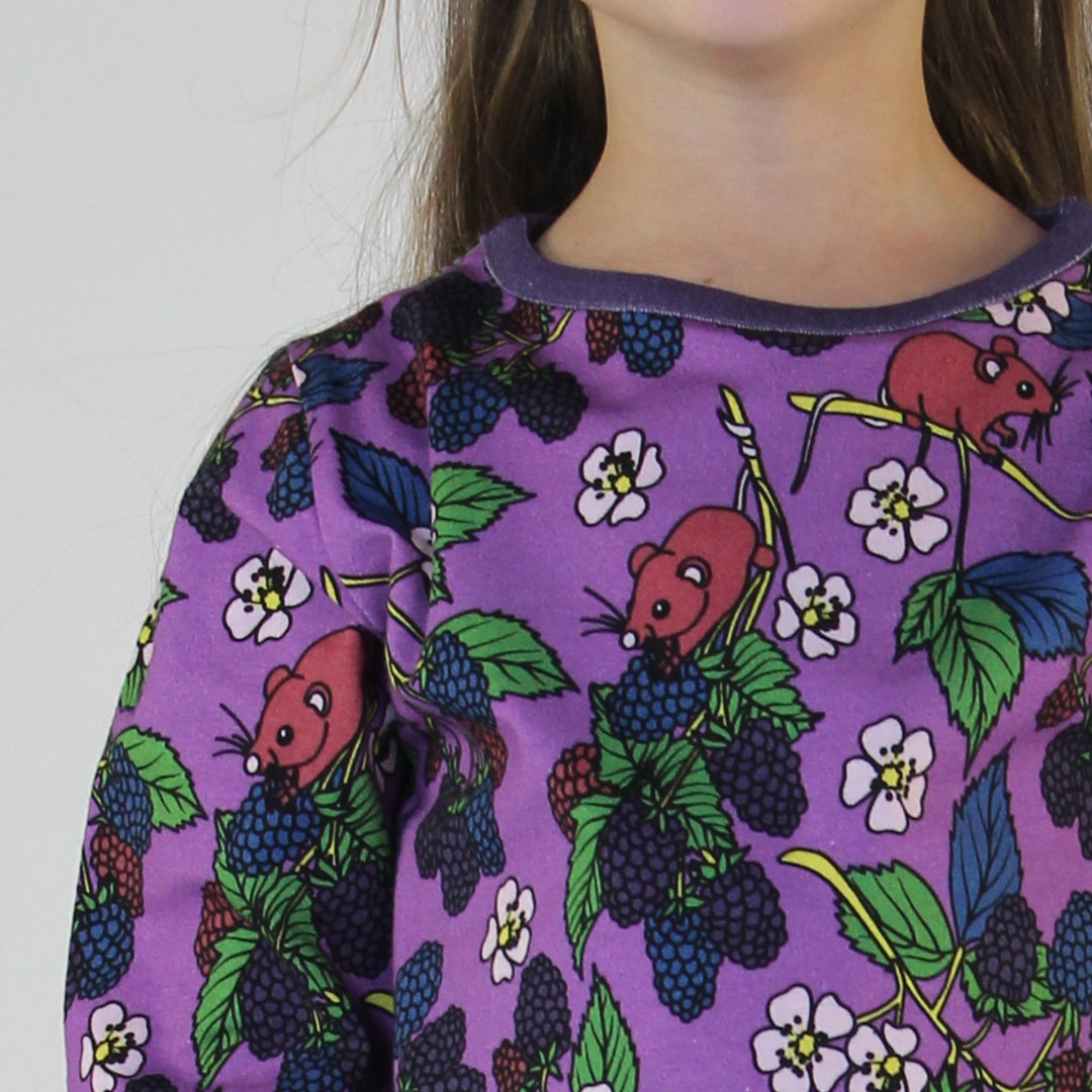 Long-sleeved top with blackberries