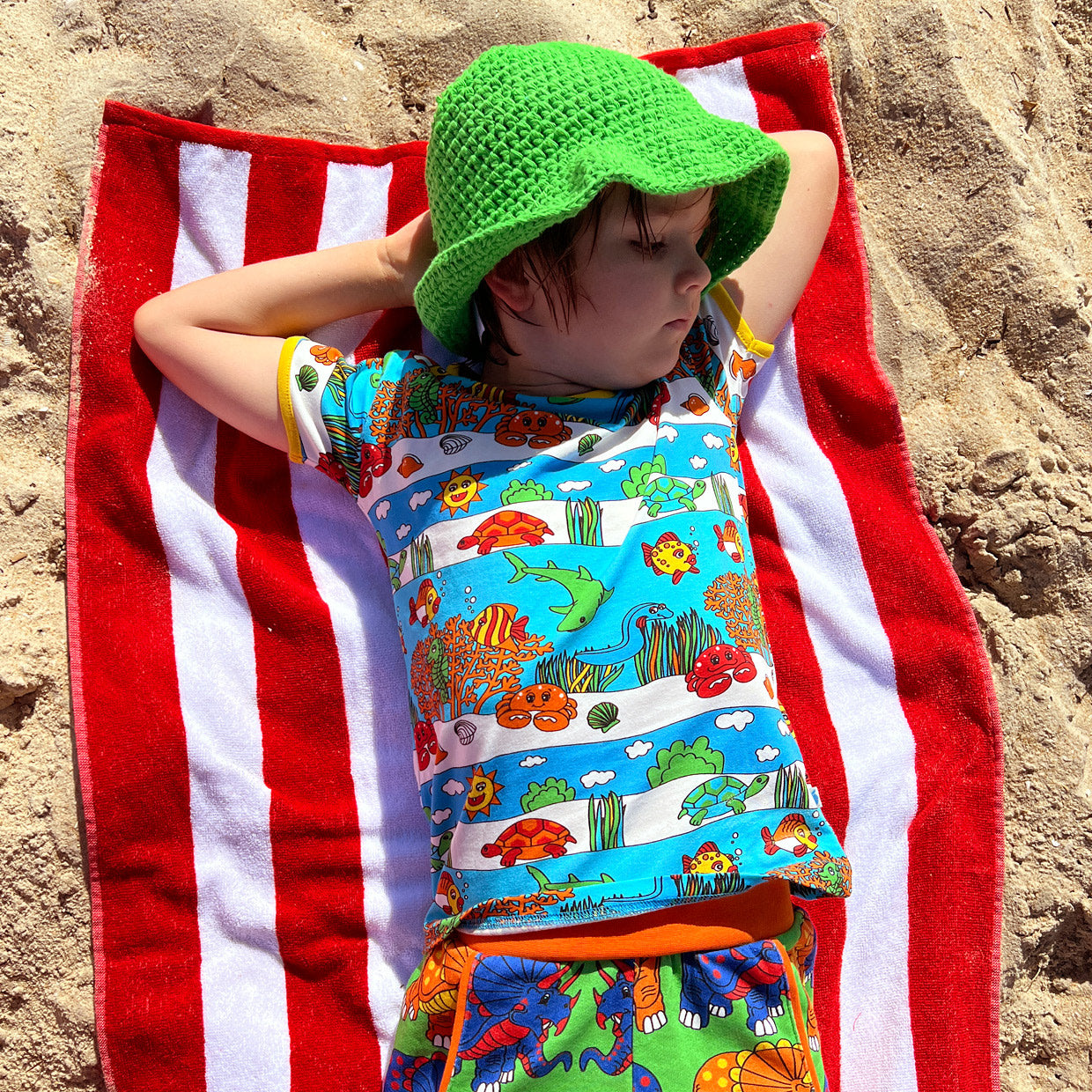 T-shirt with underwater landscapes