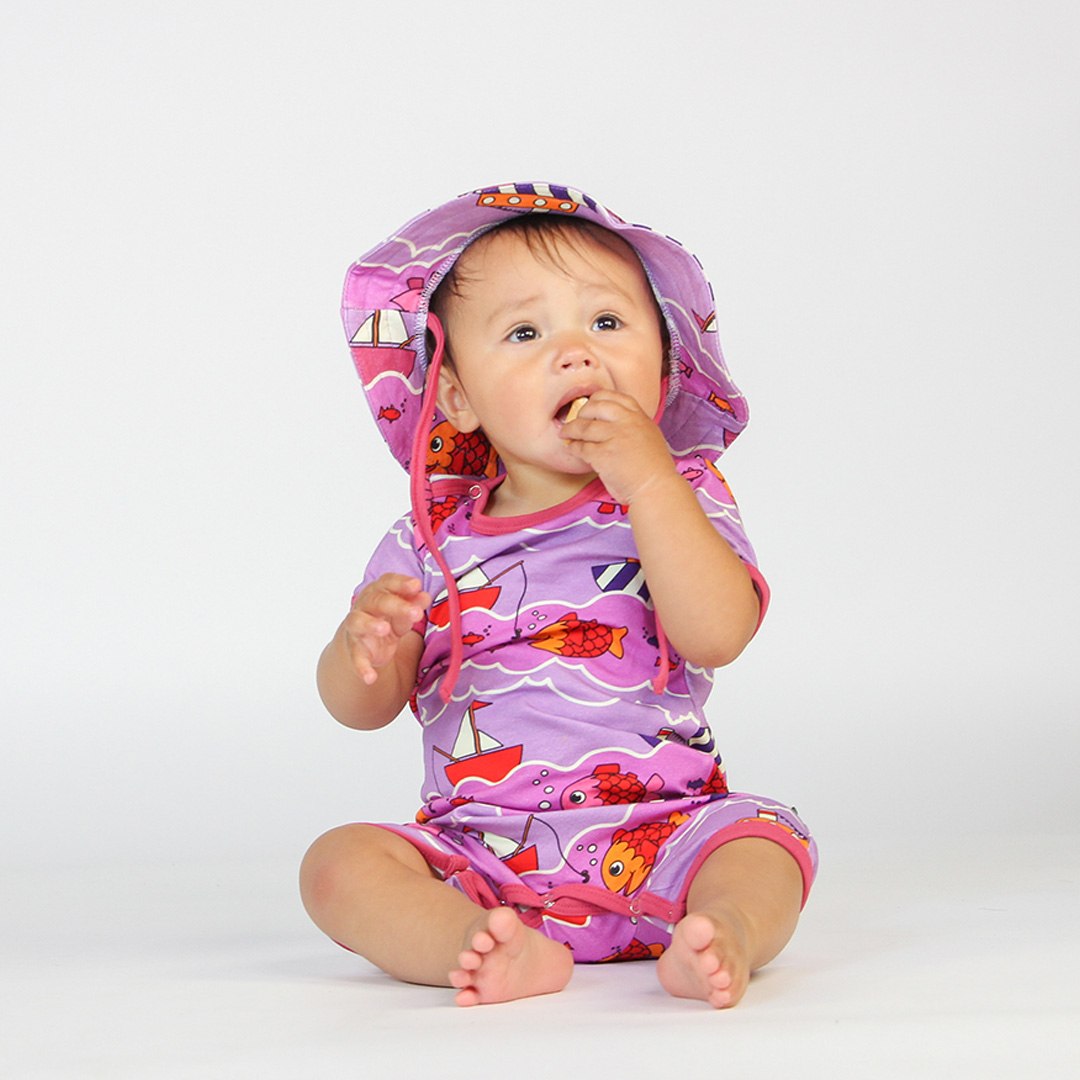 Short-sleeved baby suit with boat and fish