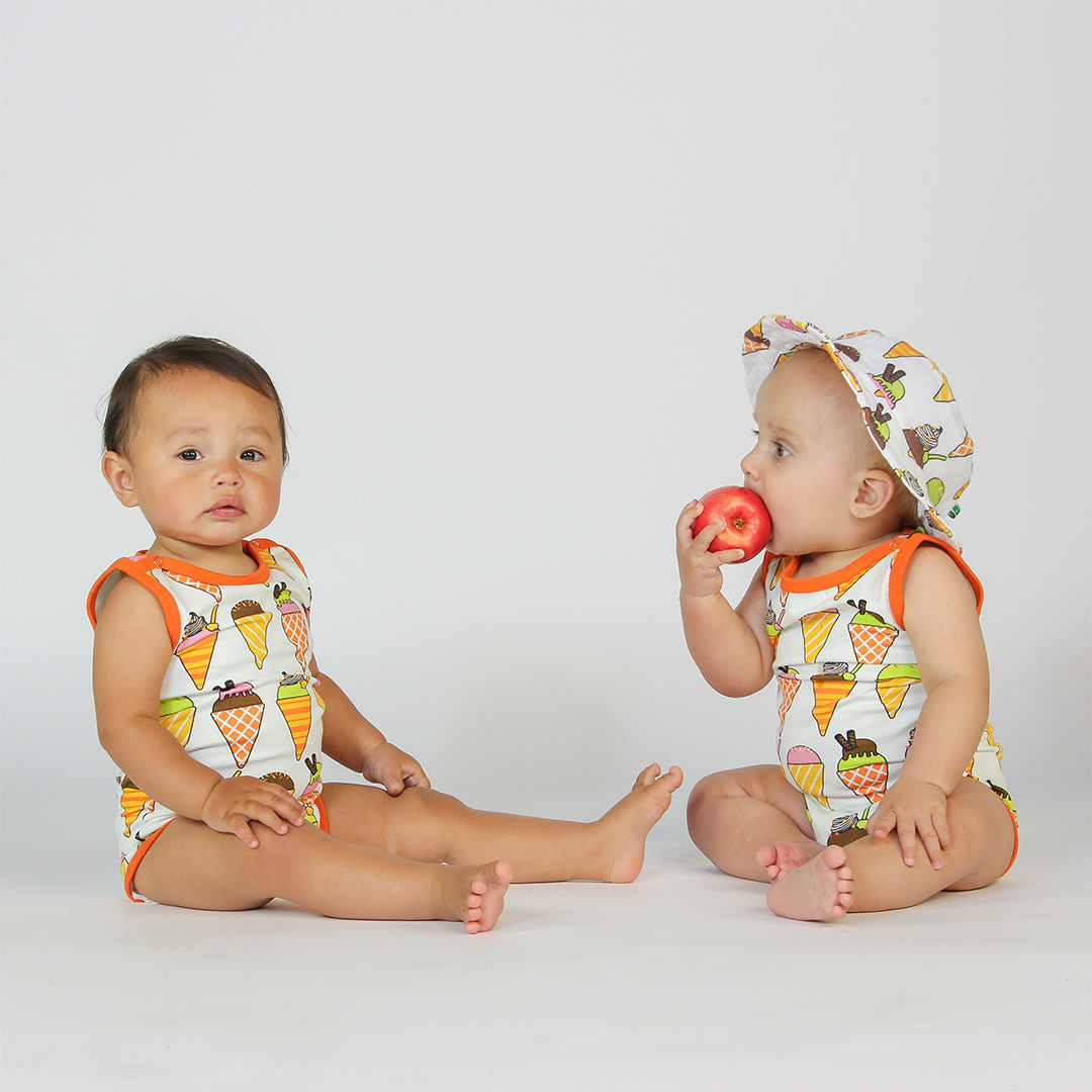 Sleeveless baby body with ice cream