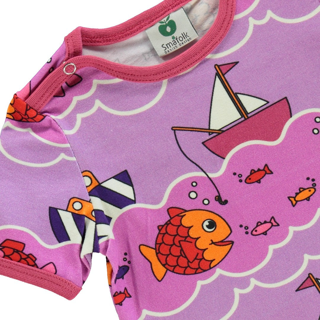 Short-sleeved baby suit with boat and fish