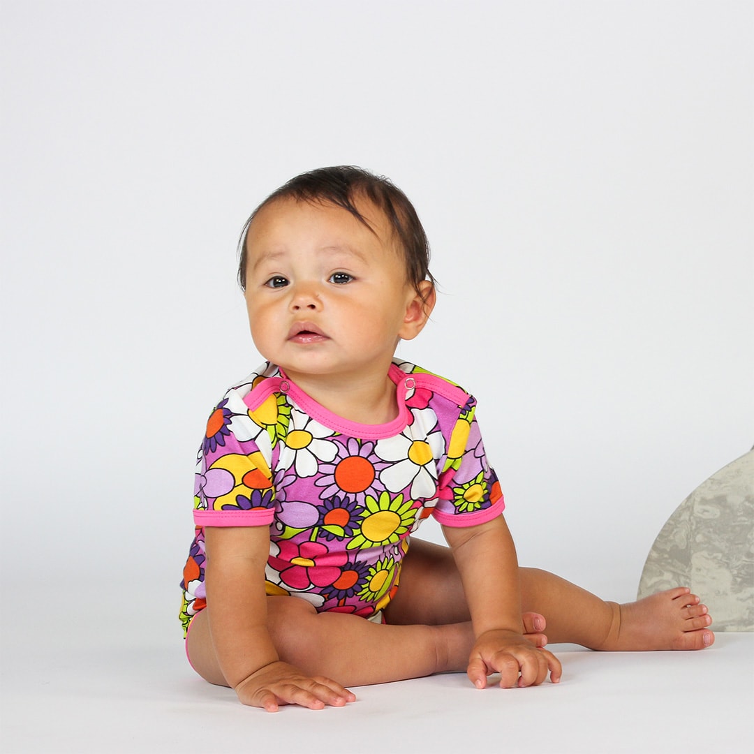 Short-sleeved baby body with flowers